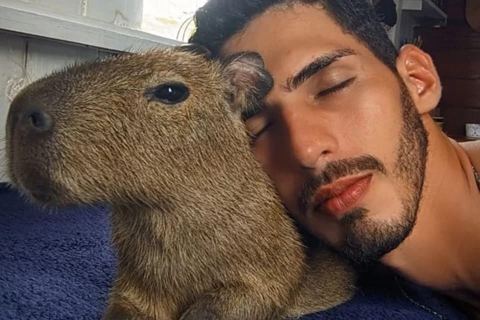 Agenor Tupinambá e a Capivara Filó | Foto: Reprodução