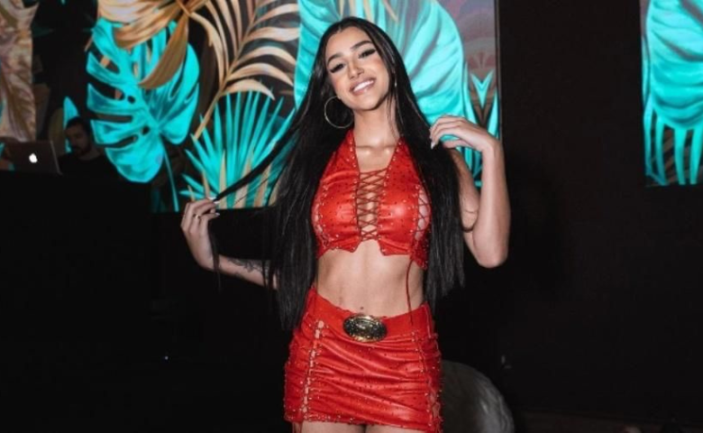 Bia Miranda comemora 1 ano se sua entrada em “A Fazenda” com festa country