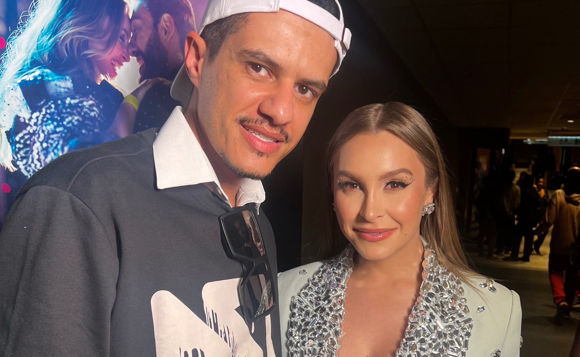 Carla Diaz, protagonista de 'Rodeio Rock' marca presença na pré-estreia com famosos.