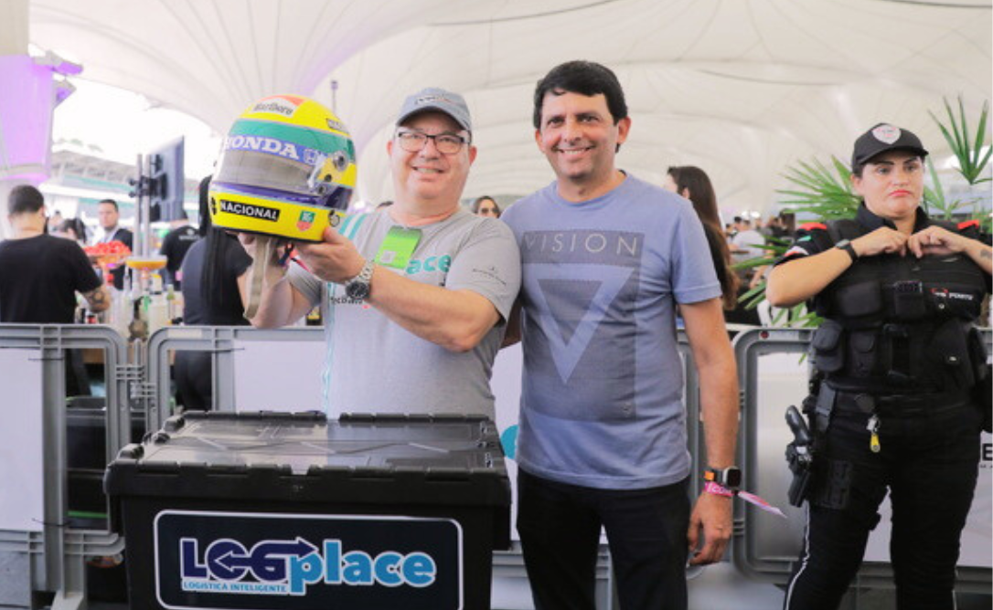 Vitor Chiavelli, diretor comercial da TecBan, e Marcelo Maiolli, proprietário do Capacete e amigo pessoal do Senna, exibem item raro transportado pela TBForte no Autódromo de Interlagos neste domingo