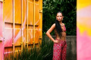5fbff6f3-3ff7-4d05-b296-ff6e7891263b-300x200 Mya Akoma lança “O Que é Meu Vem” e transforma autoconfiança em reggae com identidade própria