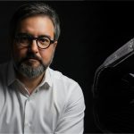 Designer óptico Filipe Diniz disputa prestigiado prêmio internacional de óculos na China O criador foi selecionado para a prestigiada competição asiática que reconhece os maiores talentos do setor O mercado global de design ótico testemunha um marco inédito com a inserção do primeiro profissional brasileiro na seleção oficial de um dos maiores eventos do setor na Ásia. O designer e lunetier Filipe Diniz, reconhecido por desenvolver peças exclusivas para personalidades de destaque, foi convidado a disputar a categoria Master na prestigiada Shenzhen International Eyewear Show, consolidando o seu nome na vanguarda do desenvolvimento estético e funcional de óculos.