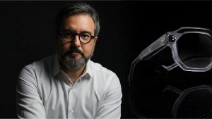 Designer óptico Filipe Diniz disputa prestigiado prêmio internacional de óculos na China O criador foi selecionado para a prestigiada competição asiática que reconhece os maiores talentos do setor O mercado global de design ótico testemunha um marco inédito com a inserção do primeiro profissional brasileiro na seleção oficial de um dos maiores eventos do setor na Ásia. O designer e lunetier Filipe Diniz, reconhecido por desenvolver peças exclusivas para personalidades de destaque, foi convidado a disputar a categoria Master na prestigiada Shenzhen International Eyewear Show, consolidando o seu nome na vanguarda do desenvolvimento estético e funcional de óculos.