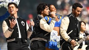 images-300x168 Jonas Brothers agitam intervalo da NFL na Austrália com hits e homenagem a John Farnham em Melbourne