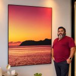 O multiartista catarinense Alfa Bile converte paisagens em ativos de Fine Art, com obras expostas em hotéis de luxo, corporações e projetos em NY.