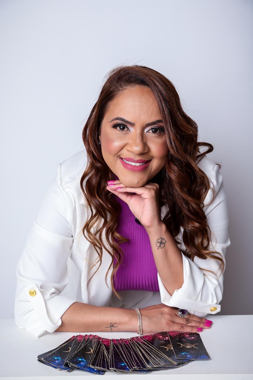 486bd937-b195-4c9b-ace4-b59cec843cec “Meu diferencial é o benzimento com vidência”, revela a taróloga Cecília Lopes