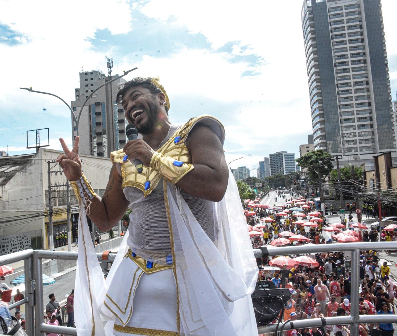 8575fe08-9c2c-4e3f-9512-32d424fa7ad5 “Cada Carnaval precisa ter uma história nova”, diz Sebah Vieira sobre o Mega Trio em 2027